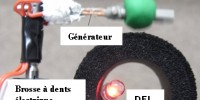 Montage de démonstration : la vibration d’une brosse à dents électrique suffit à alimenter une diode émettrice de lumière. Crédit T. Ueno.