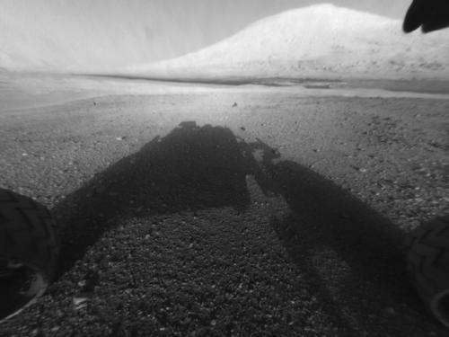 Image-Curiosity view of sharp mount in Gale-673884main_PIA15986-43_946-710_500 Le rover Curiosity est arrivé sur Mars